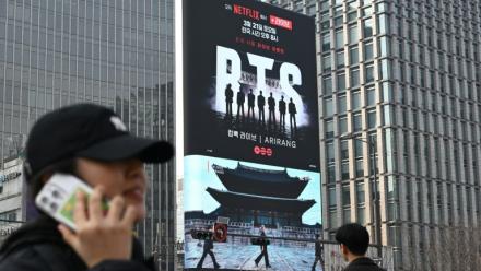 Une affiche géante annonce le concert de retour du groupe de K-pop BTS place Gwanghwamun à Séoul, le 17 mars 2026 en Corée du Sud