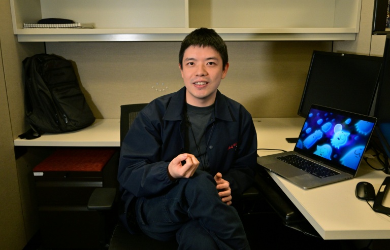 L'étudiant chinois SiJia Zheng explique comment il a utilisé l'intelligence artificielle pour modifier son visage et incarner les différents personnages de son film, à l'Université de Californie du Sud à Los Angeles, le 6 mars 2026