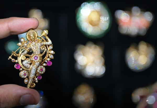 Une broche incrustée de pierres précieuses réalisées entièrement conçue par IA par la start-up indienne, lors du sommet sur l'intelligence artificielle à New Delhi, le 17 février 2026