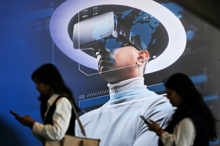 Visiteurs au sommet sur l'intelligence artificielle à New Delhi, le 17 février 2026