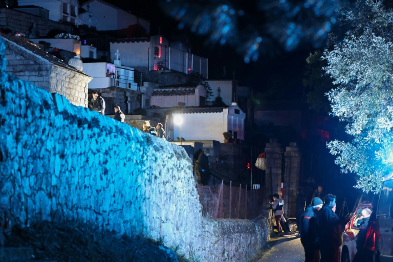 Des policiers sur les lieux où l'ancien leader nationaliste corse Alain Orsoni a été abattu lors des funérailles de sa mère, à Vero, le 12 janvier 2026 en Corse