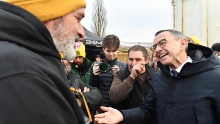 Le président des Républicains Bruno Retailleau (D) discute avec des agriculteurs de la Coordination rurale le 15 janvier 2026 à Saint-Pierre-des-Corps, près de Tours