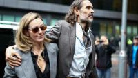 Le comédien britannique Russell Brand, accompagné de son épouse Laura Gallacher, arrive au tribunal de Southwark pour son procès pour viols et agressions sexuelles, le 27 octobre 2026 à Londres