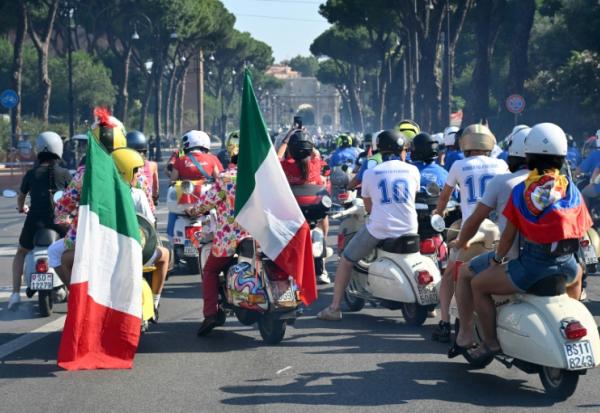 Des passionnés de Vespa du monde entier participent à la parade des Vespa World Days, marquant le 80e anniversaire de la célèbre marque italienne de scooters, le 27 juin 2026 à Rome 