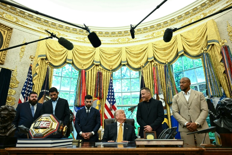Le président américain Donald Trump reçoit les combattants de MMA avant l'événement 