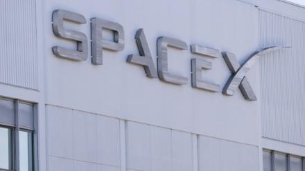 Une enseigne de SpaceX à Hawthorne, en Californie, le 26 mars 2026