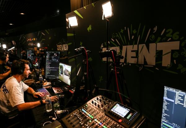 Un streamer participe au ZEvent, un événement caritatif de collecte de fonds organisé sur trois jours de diffusion en direct, à Montpellier, le 5 septembre 2026