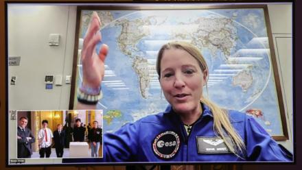 L'astronaute Sophie Adenot sur un écran géant lors d'une visioconférence publique à l'Élysée avant son départ pour la Station spatiale internationale, le 5 février 2026 à Paris
