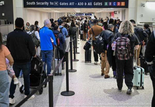 La file d'attente pour le contrôle de sécurité à l'aéroport Bush de Houston au Texas, le 20 mars 2026