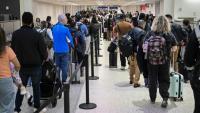 La file d'attente pour le contrôle de sécurité à l'aéroport Bush de Houston au Texas, le 20 mars 2026