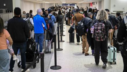 La file d'attente pour le contrôle de sécurité à l'aéroport Bush de Houston au Texas, le 20 mars 2026
