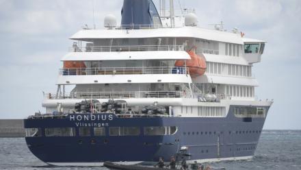 Un bateau de la Guardia Civil espagnole navigue à côté du bateau de croisière MV Hondius, touché par le hantavirus, dans le port de Granadilla de Abona, sur l'île de Tenerife, dans l'archipel espagnol des Canaries, le 11mai 2026