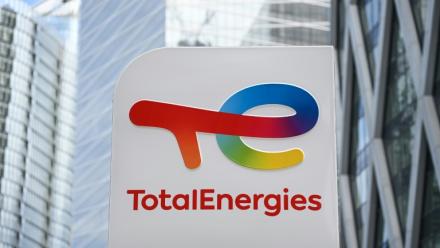 Souvent critiqué pour la faiblesse, voire l'absence de son impôt sur les sociétés en France au regard de ses énormes bénéfices mondiaux, TotalEnergies met en avant sa contribution à l'économie internationale, mais demeure au cœur du débat sur la taxation des "super-profits"