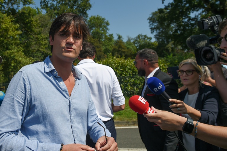 Alain-Fabien Delon à son arrivée à la propriété de son père pour assister aux obsèques privées à Douchy, dans le centre de la France, le 24 août 2024