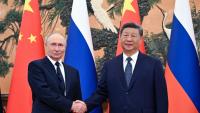 Photo diffusée par l'agence de presse russe Sputnik montrant le président russe Vladimir Poutine (g) et le président chinois Xi Jinping lors d'une rencontre au Palais de l'Assemblée du Peuple à Pékin, le 2 septembre 2025