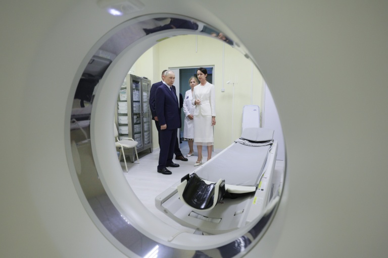 Photo de l'agence russe Sputnik montrant le président russe Vladimir Poutine en visite dans un hôpital à Itouroup, dans les îles Kouriles, disputées avec le Japon, le 13 aout 2026