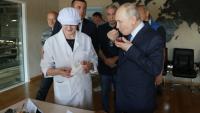 Photo de l'agence russe Sputnik montrant le président russe Vladimir Poutine goûtant du caviar lors d'une visite à l'usine de transformation du poisson Yasny, à Itouroup, dans l'archipel des îles Kouriles, disputé avec le Japon, le 13 août 2026