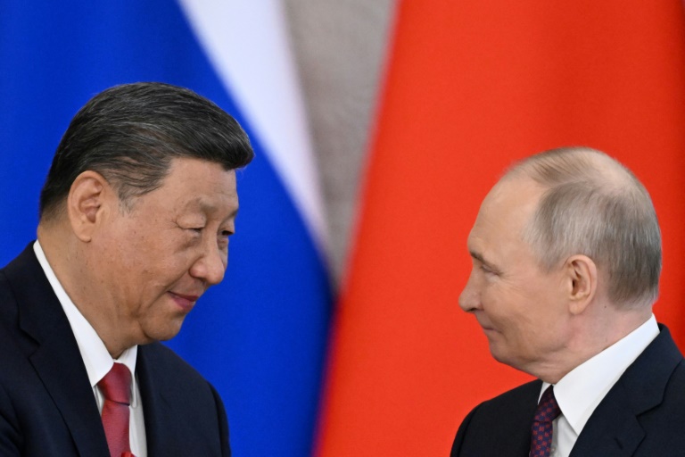 Les présidents russe Vladimir Poutine (d) et chinois Xi Jinping à Moscou, le 8 mai 2025