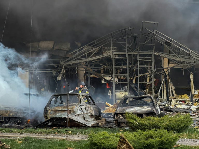Un secouriste éteint un incendie à Zaporijjia après une frappe russe, le 5 mai 2026 en Ukraine