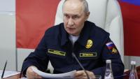 Photo diffusée par l'agence d'État russe Sputnik montrant le président russe Vladimir Poutine à bord du croiseur lance-missiles Varyag de la Marine russe, lors de la phase finale des exercices navals de la Flotte du Pacifique, sur l'île de Sakhaline, à l'Extrême-Orient, le 12 août 2026