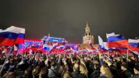 Une foule brandissant des drapeaux russes asiste à un concert marquant l'annexion de quatre régions ukrainiennes par la Russie, sur la Place Rouge à Moscou, le 30 septembre 2022
