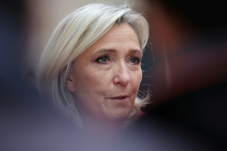 La présidente du groupe parlementaire du Rassemblement national, Marine Le Pen, s'adresse à la presse, à Paris, le 3 octobre 2025