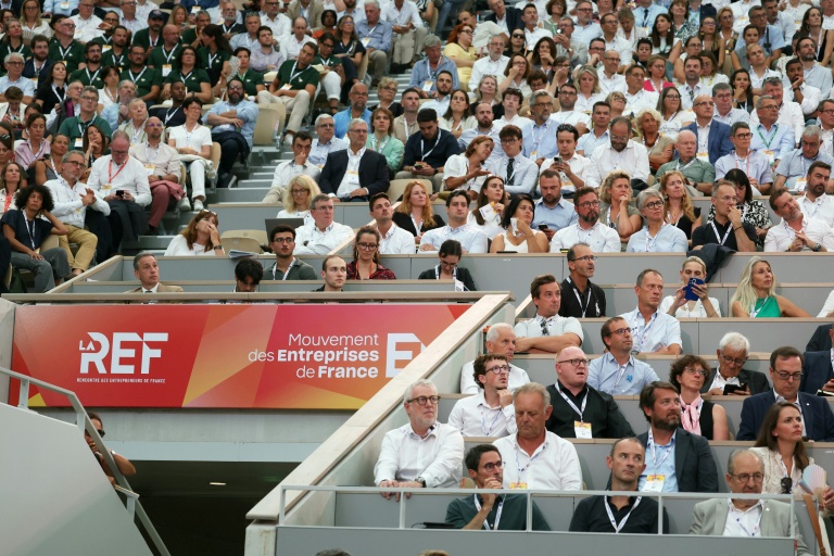 Des participants assistent à La REF 2026, organisée par le Medef, à Roland-Garros, Paris, le 26 août 2026
