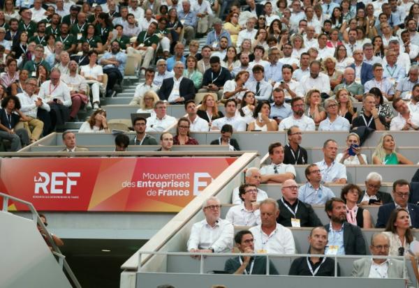 Des participants assistent à La REF 2026, organisée par le Medef, à Roland-Garros, Paris, le 26 août 2026