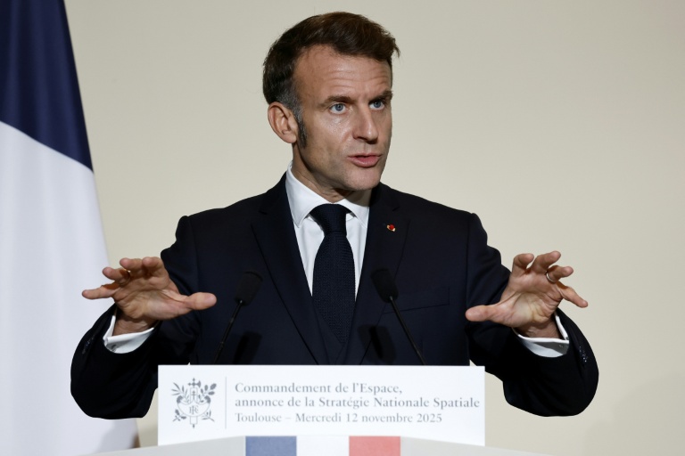 Le président Emmanuel Macron inaugure le centre du Commandement de l'espace à Toulouse, dans le sud-ouest de la France, le 12 novembre 2025 