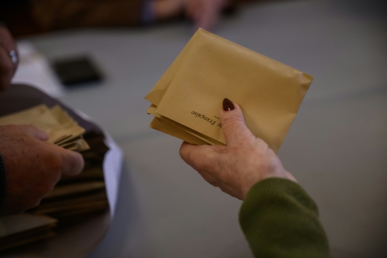 Dépouillement des bulletins de vote lors du 1er tour des municipales à Perpignan, le 15mars 2026 dans les Pyrénées-Orientales