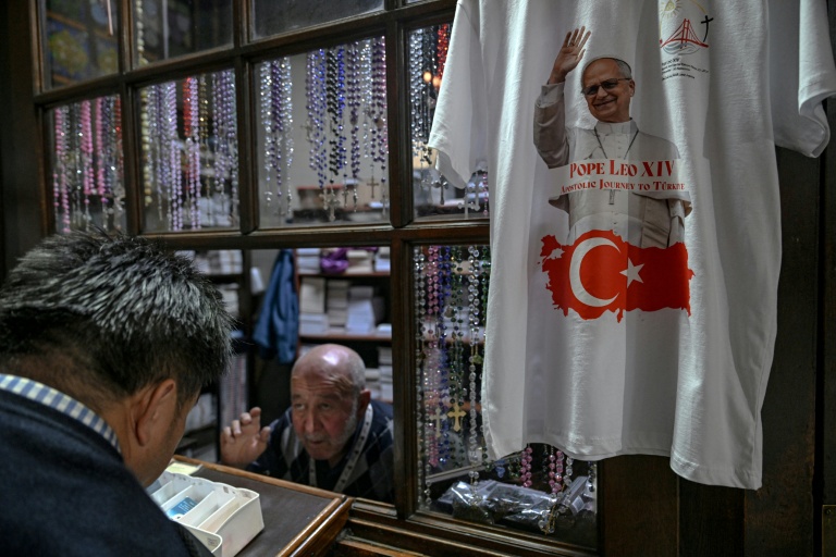 À Istanbul, le 24 novembre 2025, un t-shirt orné d'un portrait du pape Léon XIV et d'un drapeau turc est exposé devant la boutique de l'église Saint-Antoine-de-Padoue, à la veille de la visite du pape en Turquie.