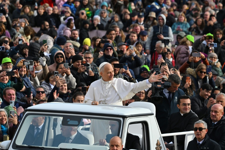 Le pape Léon XIV (C) salue la foule depuis la papamobile à son arrivée à l'audience du Jubilé des chœurs et de la Société chorale sur la place Saint-Pierre, au Vatican, le 22 novembre 2025.