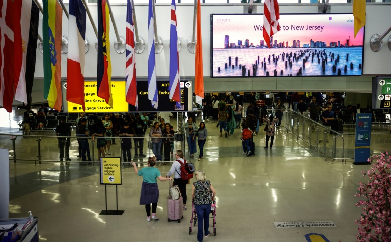 Des voyageurs au terminal B de l'aéroport international Newark Liberty à Newark, dans le New Jersey, le 7 mai 2025