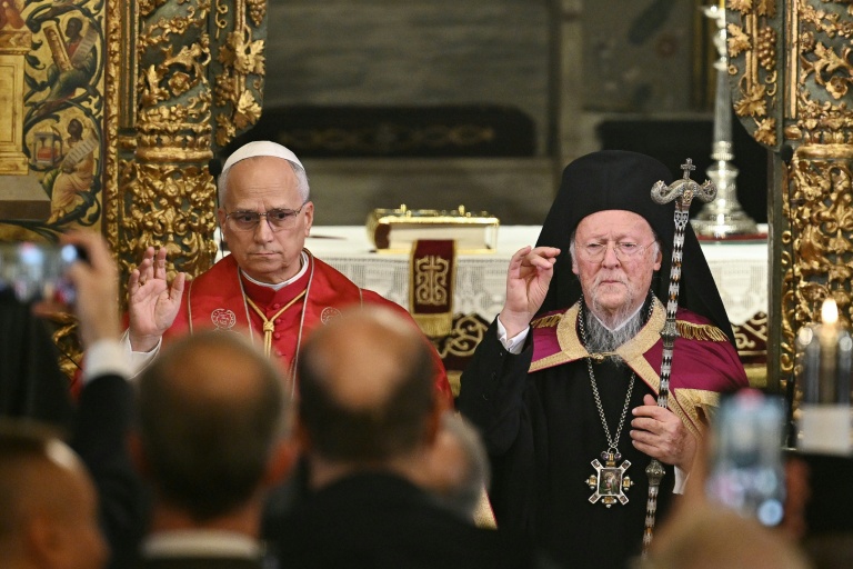 Le pape Léon XIV et le patriarche Bartholomée Ier (d) dirigent une cérémonie de doxologie à l'église patriarcale Saint-Georges, à Istanbul, le 29 novembre 2025 en Turquie