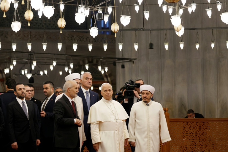 Le pape Léon XIV visite la Mosquée bleue à Istanbul, le 29 novembre  2025, au troisième jour de sa visite en Turquie