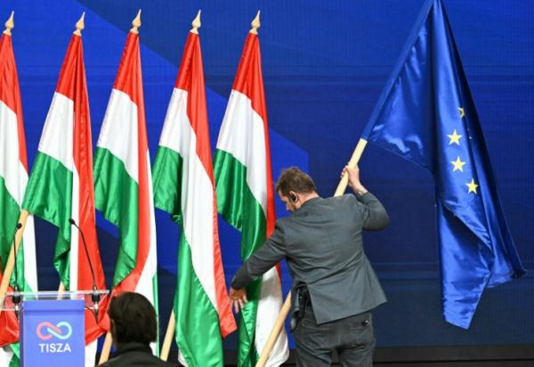 Un drapeau européen installé près de drapeaux hongrois, à Budapest, le 13 avril 2026