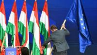 Un drapeau européen installé près de drapeaux hongrois, à Budapest, le 13 avril 2026