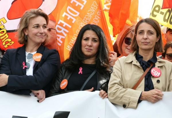 La secrétaire générale de la CGT, Sophie Binet (D), et la secrétaire générale de la CFDT, Marylise Léon (G), lors de la manifestation à Paris, le 2 octobre 2025