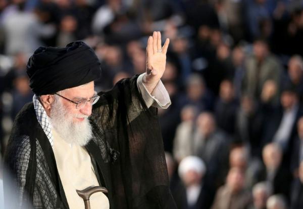 Photo diffusée par le bureau du Guide suprême iranien, l'ayatollah Ali Khamenei, le montrant en train de saluer la foule à Téhéran le 4 juin 2018 