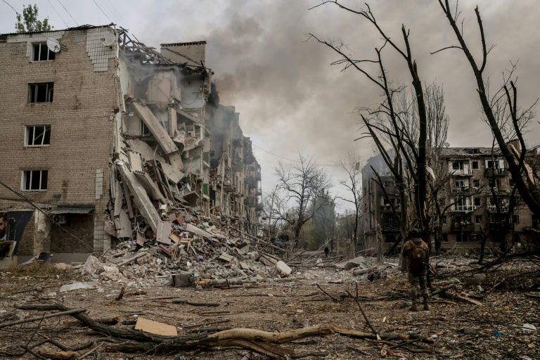Après des frappes russes à Konstiantinivka, dans l'est de l'Ukraine, le 12 octobre 2025
