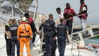 Des migrants débarquent du navire l'Argonaute ; ils ont été secourus en mer après que leur embarcation a pris feu lors d'une tentative de traversée de la Manche au port de commerce de Boulogne-sur-Mer, le 4 août 2026