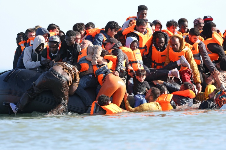 Des migrants montent à bord d'une embarcation de passeurs pour tenter de traverser la Manche au large de la plage de Gravelines, dans le nord de la France, le 29 juillet 2026
