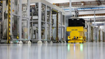 Intérieur de l'usine de batteries pour véhcules de AESC près de Douai, le 13 novembre 2025