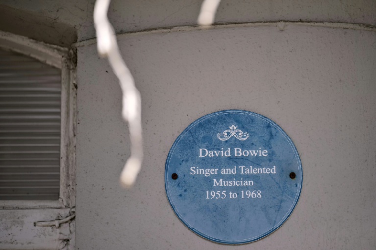 Une plaque bleue sur le mur de la maison où le chanteur et musicien David Bowie a passé son adolescence, à Bromley, dans la banlieue de Londres, le 11 mars 2026