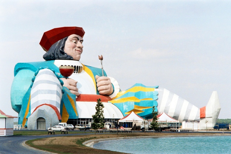 L'entrée du parc d'attractions Mirapolis, avec le personne rabelaisien de Gargantua, à Courdimanche, dans le Val-d'Oise, le 11 mai 1987