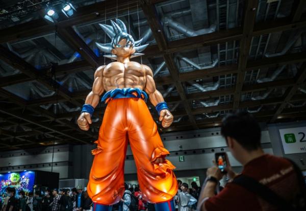 Un des personnages du manga japonais "Dragon Ball" au centre d'exposition Tokyo Big Sight à Tokyo, le 6 octobre 2024