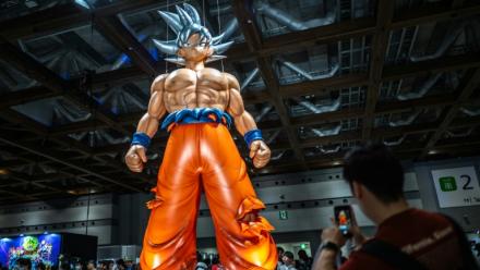 Un des personnages du manga japonais "Dragon Ball" au centre d'exposition Tokyo Big Sight à Tokyo, le 6 octobre 2024