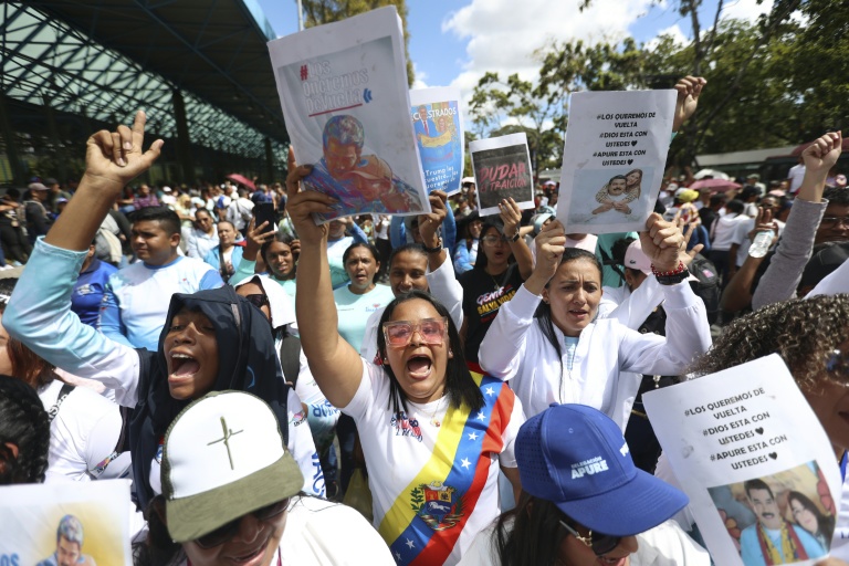 Des partisans du président vénézuélien déchu, Nicolas Maduro, participent à une manifestation devant le siège de l'ONU à Caracas pour exiger sa libération, le 22 janvier 2026