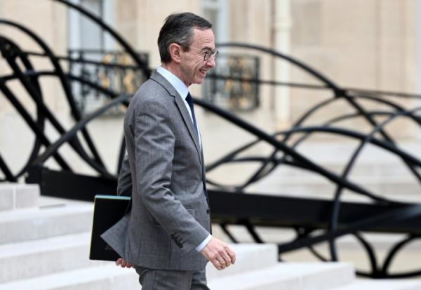 Le ministre de l'Intérieur, Bruno Retailleau, quitte le palais présidentiel de l'Élysée à Paris, le 15 mai 2025