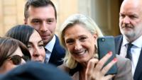 La présidente du groupe RN à l'Assemblée nationale Marine Le Pen pose pour un selfie dans la cour de l'Hôtel Matignon à Paris le 17 septembre 2025